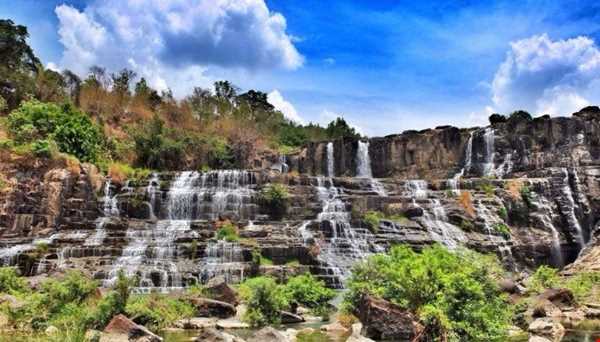 آبشار پلکانی در ویتنام