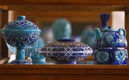 موزه‌ای از ظروف گِلی و سفال‌های آبی رنگ