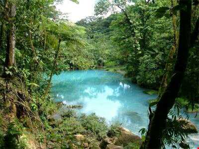 رود خانه ای به رنگ فیروزه ای در کاستاریکا