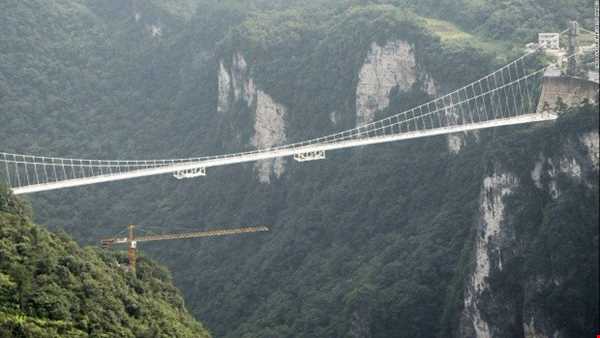 پل شیشه ای معلق چین بسته شد