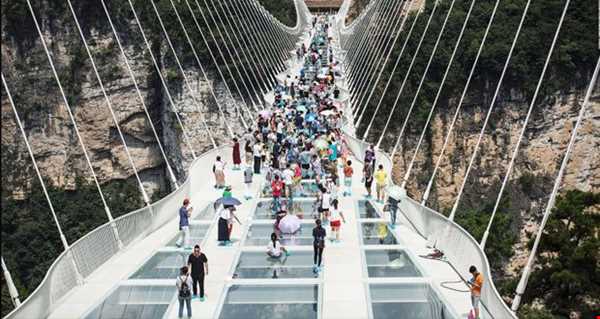 پل شیشه ای معلق چین بسته شد