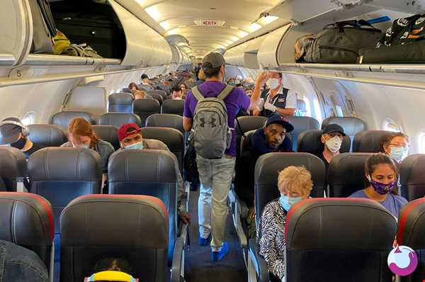 10 کار آزاردهنده‌ای که مسافران در هواپیما انجام می‌دهند و رفتاری که باید نشان دهید!