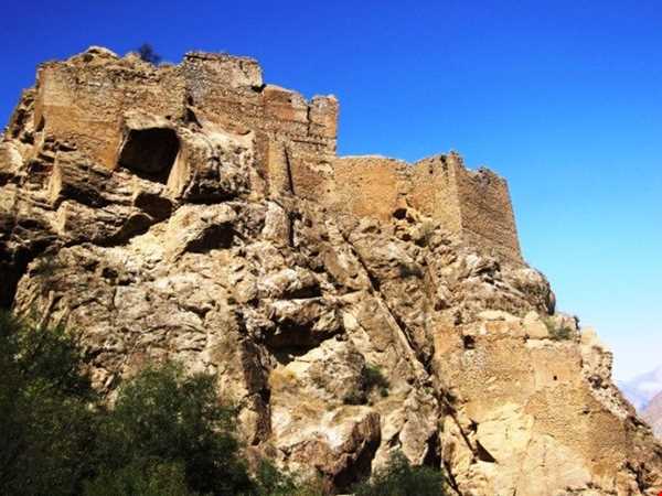 آبشار شاهاندشت و قلعه‌ی ملک بهمن
