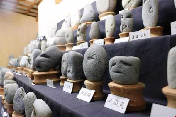 سنگ هایی با شکل و شمایل انسانی در ژاپن