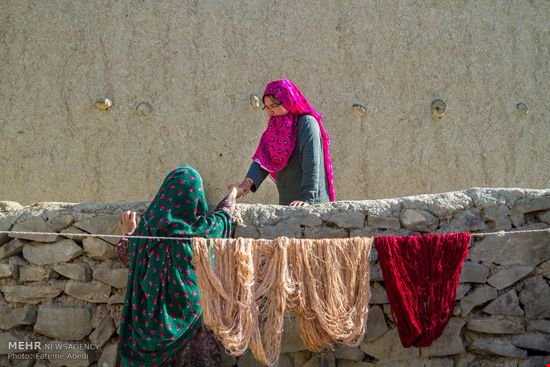 قالیبافی اصیل ایرانی در این روستا