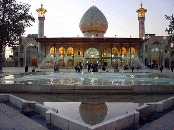 چرا به امام زاده شاهچراغ در شیراز، شاهچراغ می‌گویند؟