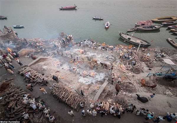 شهر مقدس هندوها برای مراسم آتش‌سپاری مردگان