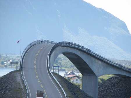 پلی عجیب در جاده آتلانتیک