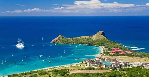 جزیره ای زیبا در دریای کارائیب