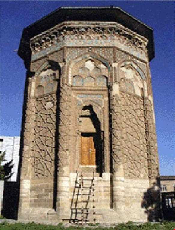 گنبد کبود ( آرامگاه مادر هلاکوخان )