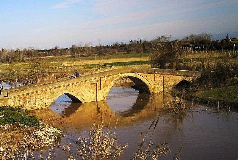 پل خشتی جمعه بازار یا خشت پل