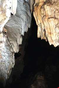 Roodafshan Cave