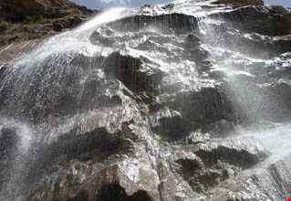 دره و آبشار عشق