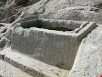 کتیبه و حوضچه دختر گبر