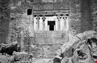 دخمه سنگی دو دختر (داو دور)