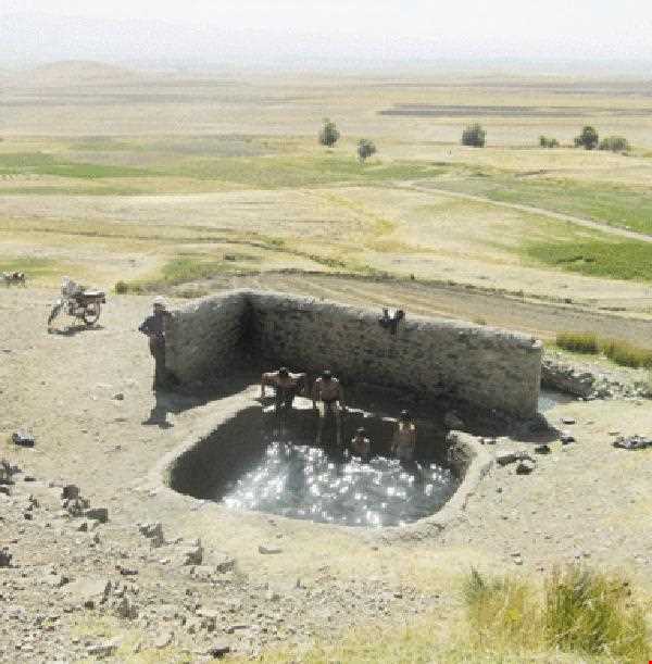 چشمه آب گرم وننق