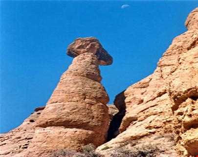 dudkesh-e jen ( takht div - Jen chimney )