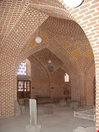 موزه سنگ نگاره‌ها ی مراغه ( مقبره آقالار )