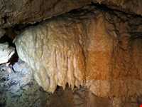 Angareh minou Cave