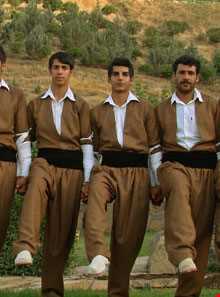 شیرینی خوران و دس ماچ کردن