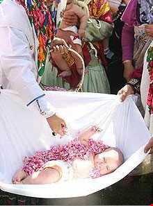 مراسم گل غلتان نوزادان