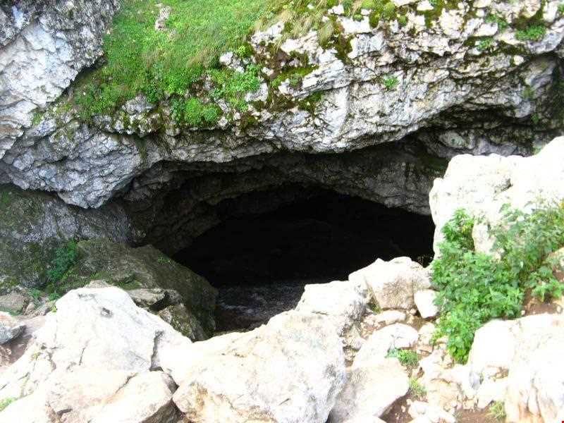 Eshtnif Cave