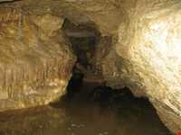 غار چشمه باد