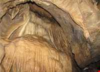 غار چشمه باد