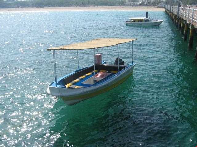 Glass-bottom boat Creed