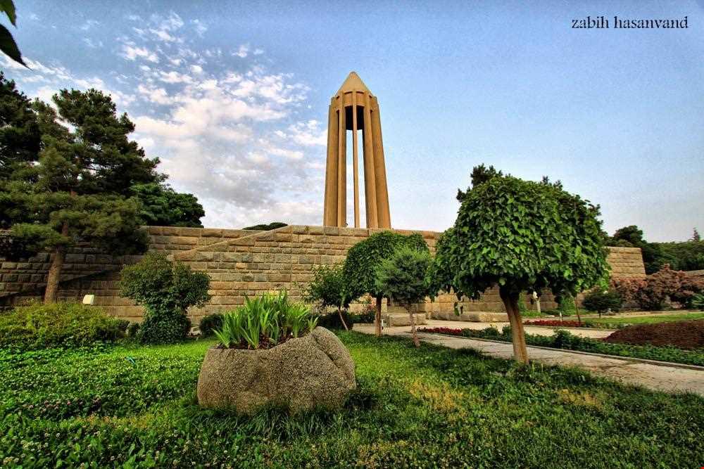 آرامگاه بابا طاهر