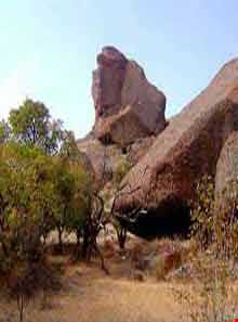 پیکره سنگی بابا داوود عنبران