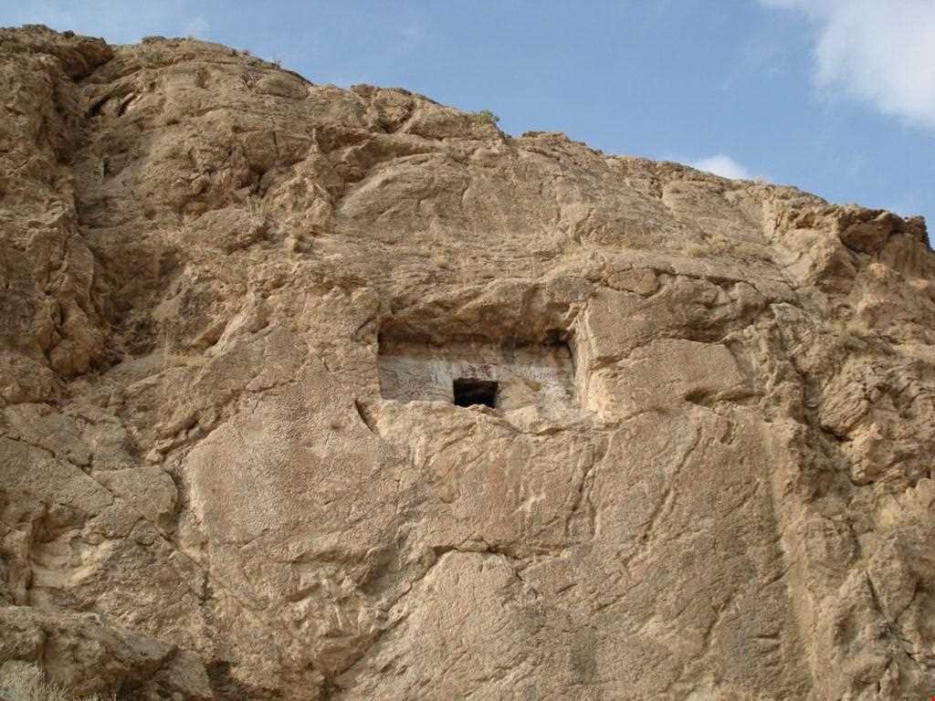 گور دخمه صحنه (  شیرین فرهاد )